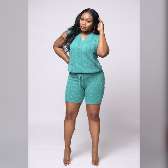 2 piece green Sweater short set - Picture 2 of 3